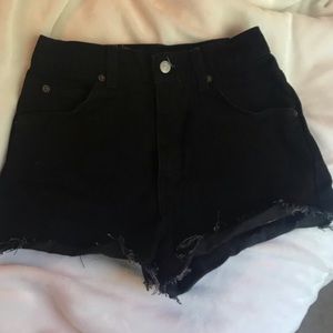 🎀 NWOT • Levi’s • High Waisted Black Shorts